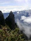Aiguille du Piton Maido anterior Mafate nublado, Isla de la Reunión.
