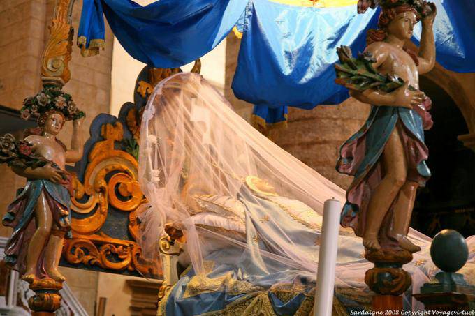 Alghero Catedral de Santa María Inmaculada, la Virgen mentir bajo un velo - Cerdena