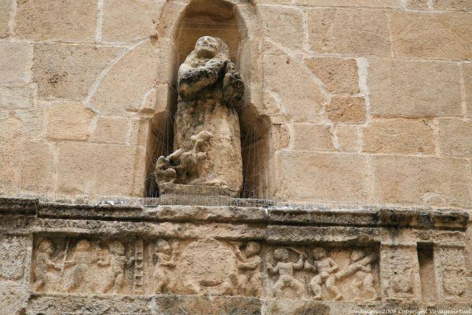 Alghero, Chiesa di San Francesco, estatua al aire libre en un nicho y bajo relieve - Cerdena