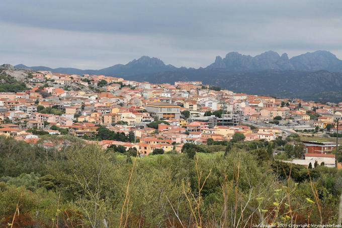 Arzachena, vista de la ciudad - Cerdena