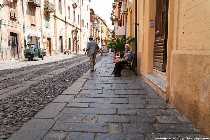 Bosa, Corso Vittorio Emanuele II, los ancianos y los adoquines - Cerdena