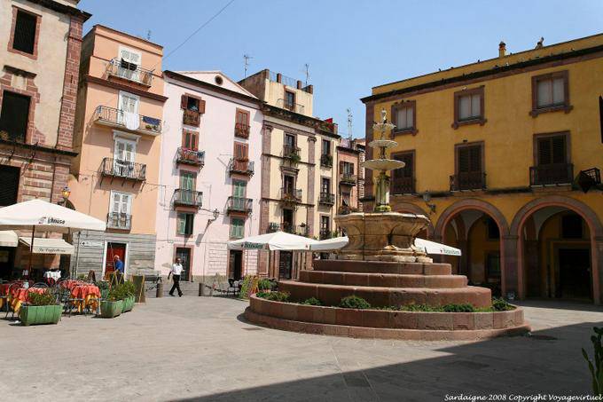 Bosa, Corso Vittorio Emanuele II, visión global de la Piazza Costituzione - Cerdena