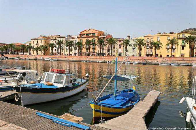 Bosa, las palmas de la Lungo Temo Alcide de Gasperi - Cerdena