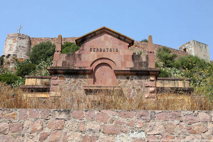 Bosa, Serbatoio monumento bajo el Castillo de Malaspina - Cerdena