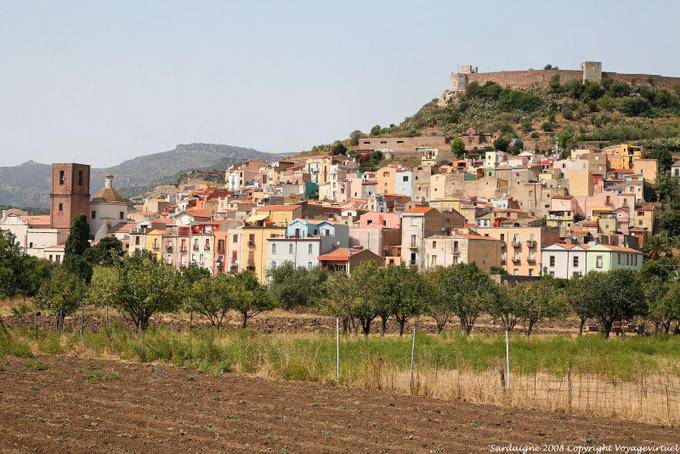 Bosa, vista desde la Via San Pietro - Cerdena