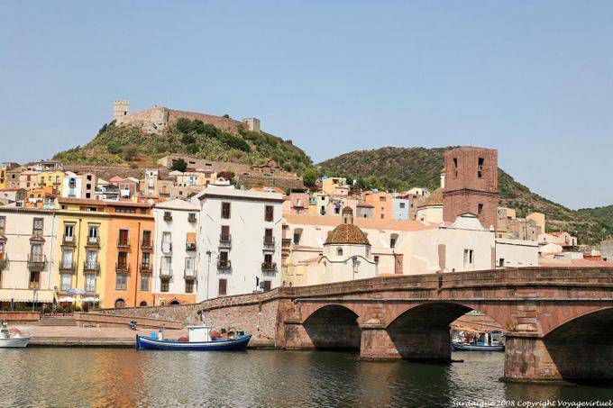 Bosa, el Ponte Vecchio, la catedral y el castillo - Cerdena