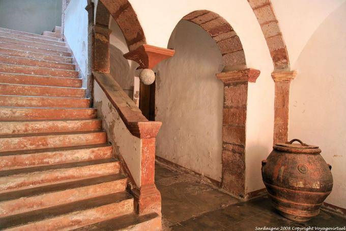 Bosa, Via Carmine ánfora en un salón - Cerdena