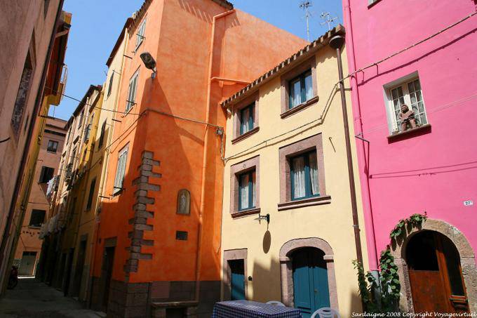 Bosa, Vicolo della Escoda, colores alegres fachadas - Cerdena