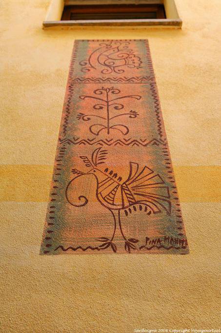 Bosa, Vicolo della Escoda, motivos pintado en una pared frontal - Cerdena