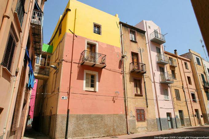 Bosa, Vicolo della Escoda, un paso entre las casas típicas - Cerdena