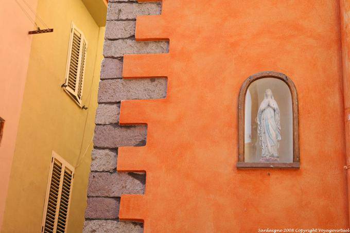 Bosa, Vicolo della Escoda, Virgin incrustado en una pared - Cerdena