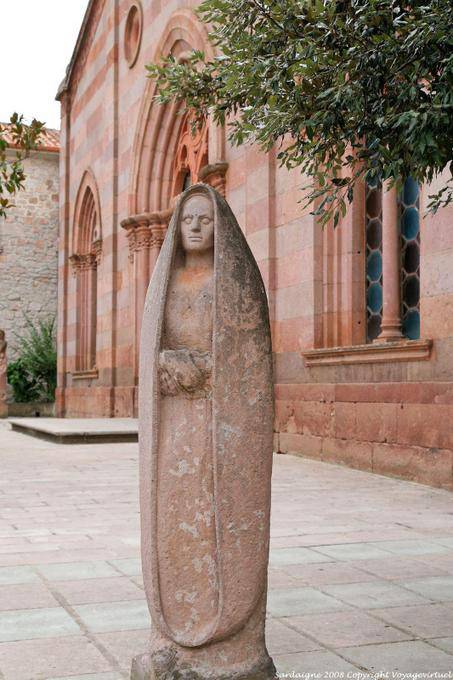 Fordongianus, estatua ovoide frente a San Pietro - Cerdena