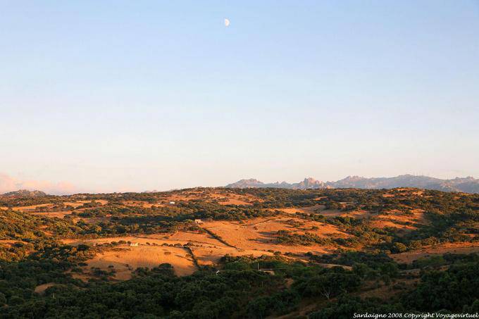 Luras, el país con la luna y la luz del atardecer - Cerdena