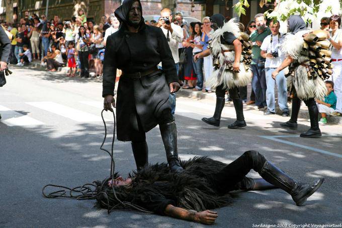 Nuoro, Fiesta del Redentor, Sonaggiaose Surzu Ortueri, un pie en la bestia - Cerdena