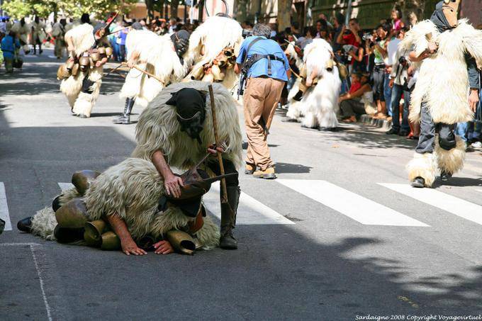 Bestia Nuoro, Fiesta del Redentor, sos Merdules Bezzos de Otzana tomada - Cerdena