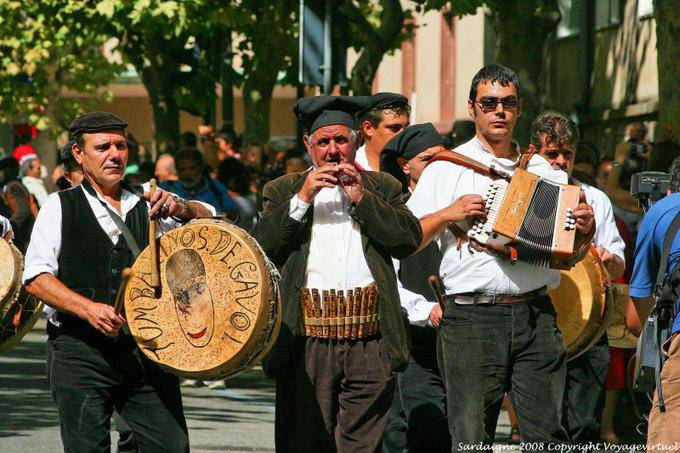 Nuoro, Fiesta del Redentor, Tamburinos Gavoi, jugador del silbido de lata - Cerdena