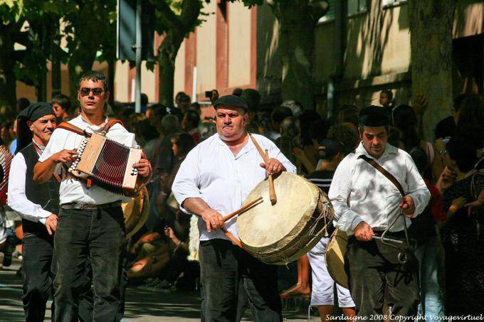 Nuoro, Fiesta del Redentor, Tamburinos Gavoi, tambor y triángulo - Cerdena