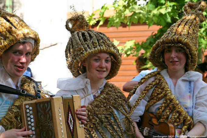 Sonría y acordeón, Nuoro, Fiesta del Redentor, el vestido tradicional de verduras - Cerdena