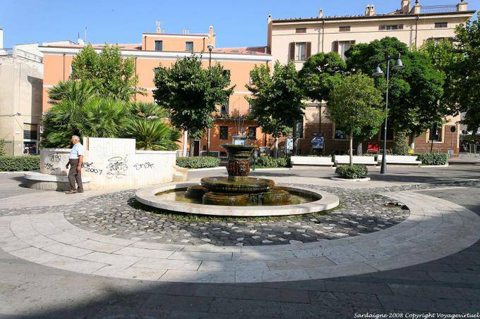 Fuente de Nuoro, en la Piazza Vittorio Emanuele - Cerdena