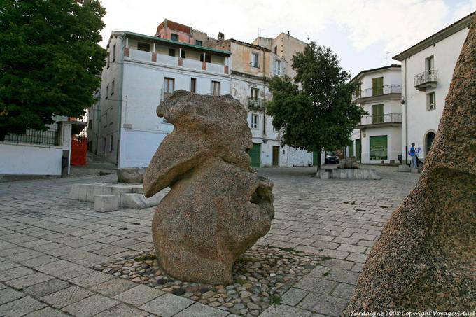 Las paredes blancas y granito, Nuoro, Sebastiano Satta piazza, escultura Constantino Nivola - Cerdena