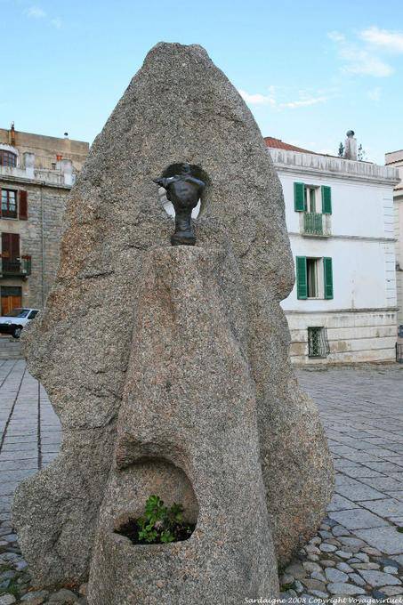 Bloque de granito para albergar una estatua de bronce, Nuoro, Sebastiano Satta piazza, escultura Constantino Nivola - Cerdena