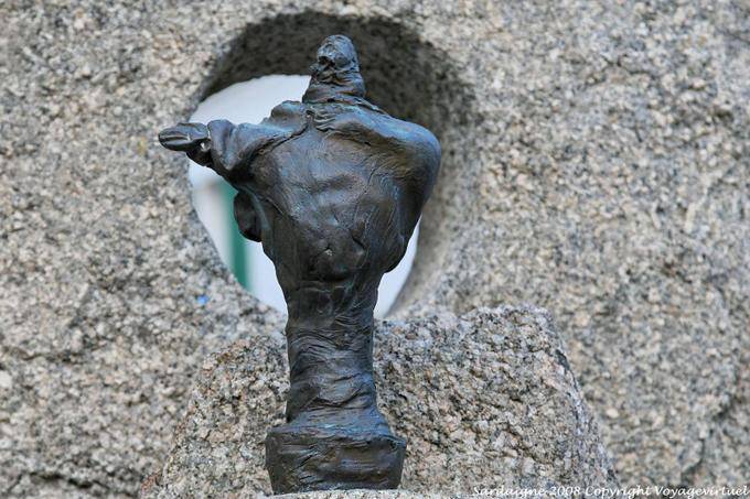 Mueva el poeta dijo, Nuoro, Sebastiano Satta piazza, escultura Constantino Nivola - Cerdena
