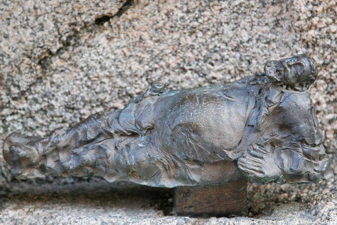 Poeta sardo Coated, Nuoro, Sebastiano Satta piazza, escultura Constantino Nivola - Cerdena