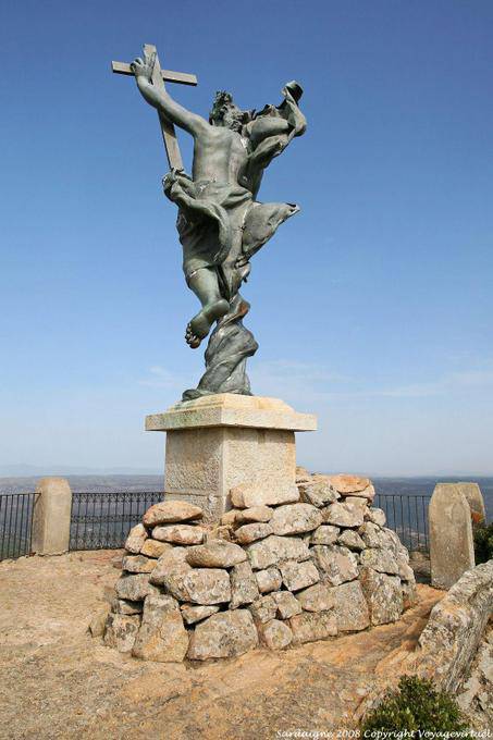 Nuoro Redentor estatua visto desde atrás, Monte Ortobene - Cerdena