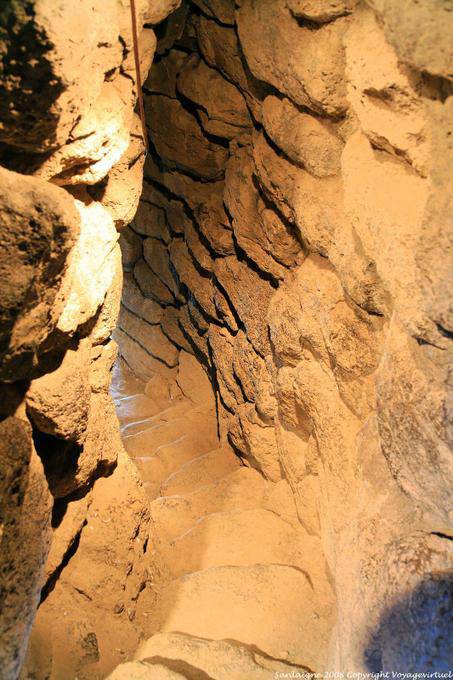 Nuraghe Santu Antine, escalera serpentina - Cerdena