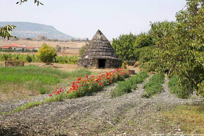 Nuraghe Santu Antine, choza al aire libre - Cerdena