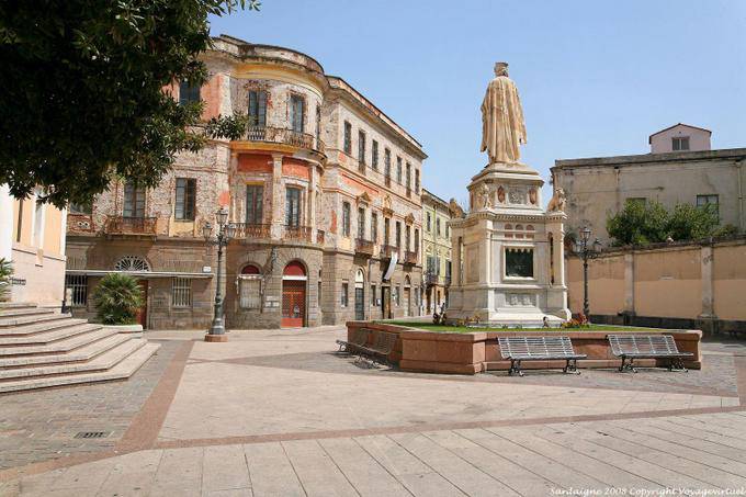 Palacio frente a la estatua de Giudicessa Piazza Eleonora, Oristano - Cerdena