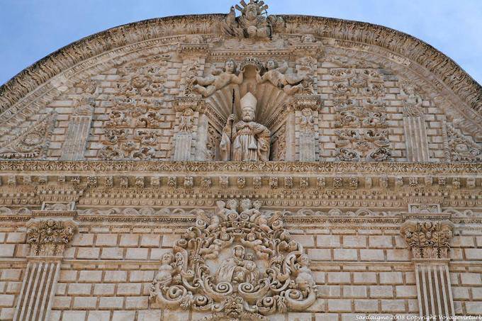 Estatua de San Nicolás en la fachada barroca, Catedral de San Nicolás, fachada Museo del Tesoro, Sassari - Cerdena