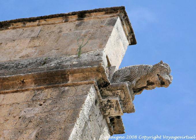 Sassari, Catedral de San Nicolás, una gárgola monstruo en un contrafuerte - Cerdena