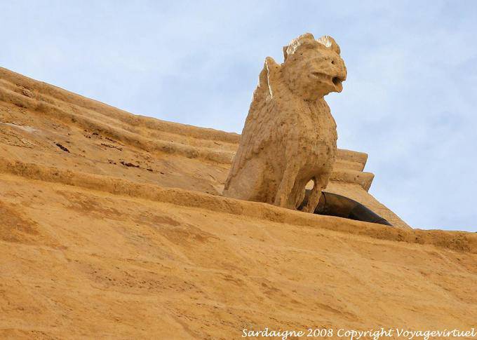 Sassari, Catedral de San Nicola, otra vista de la gárgola través decimario - Cerdena