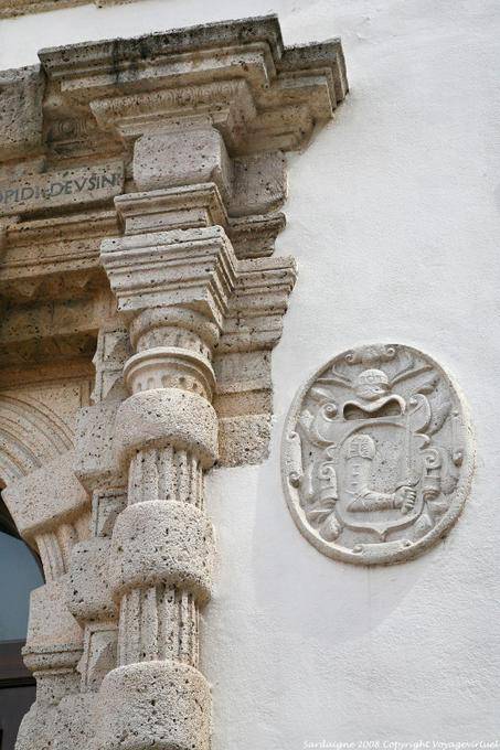 Sassari, Palazzo del Barone Uzzini, medallón y la columna detalle - Cerdena
