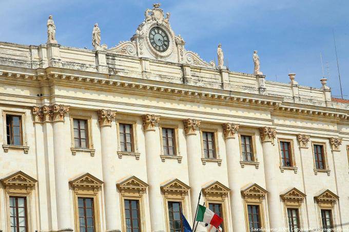 Sassari, Piazza Italia, Palazzo della Provincia, fachada primer plano - Cerdena