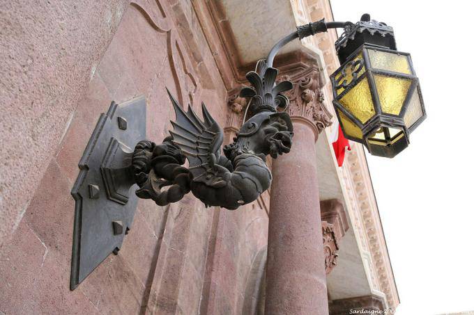 Un monstruo con alas en forma de linterna-Piazza Italia, Palazzo Giordano Apostoli, Sassari - Cerdena