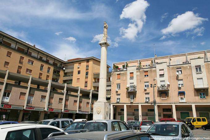 Estatua de Sassari, en Piazza Monseñor Arcangelo Mazzotti - Cerdena