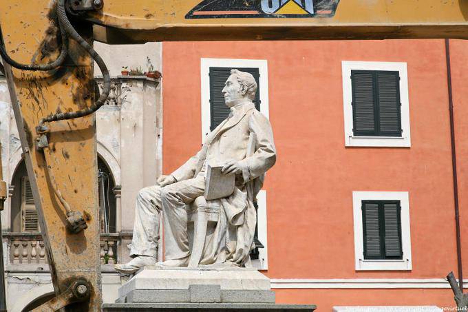 Sassari, la estatua de Battisti, piazza Tola - Cerdena