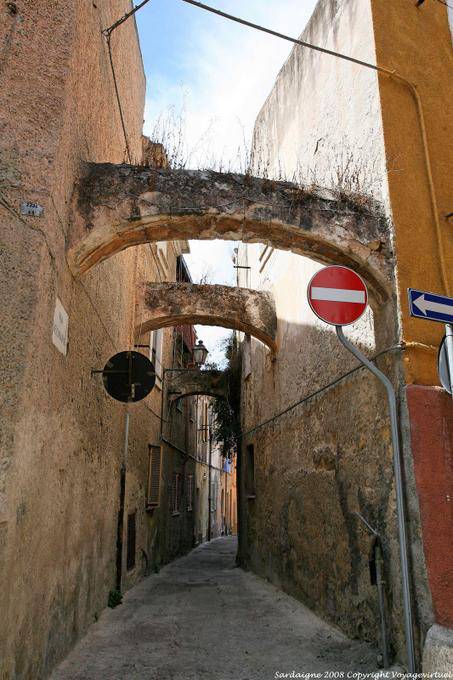 Sassari, a través de Margherita di Castelví, arcos de apoyo en el carril prohibido - Cerdena