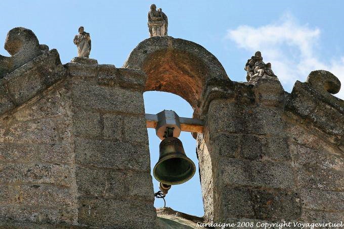 Las estatuas de los santos y la campana, Oratorio del Rosario, Plaza San Pedro, Tempio Pausania - Cerdena