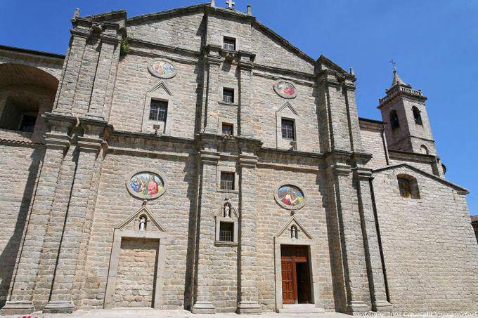 La parte frontal de la catedral de San Pedro, Tempio Pausania - Cerdena