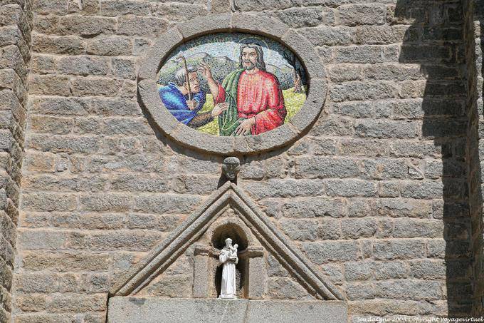 Estatua y mosaico Lux Mundi, San Pietro catedral, Tempio Pausania - Cerdena