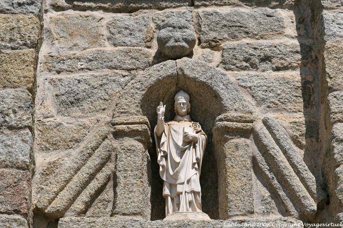 Estatua en un nicho de la Catedral de San Pedro, Tempio Pausania - Cerdena