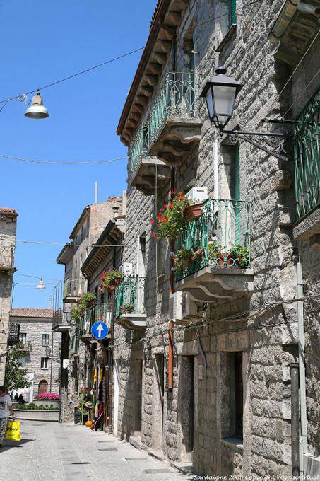 Tempio Pausania, fachadas características través Amsicora - Cerdena