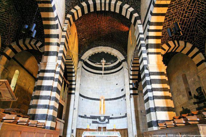 Thiesi, Iglesia de San Pietro di Sorres Cristo colgado en la nave - Cerdena