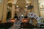 La catedral de Alghero Santa María, el púlpito y el altar, el presbiterio, Cerdena.