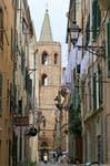 Alghero, a través de Umberto frente a la torre del campanario de Santa María, Cerdena.