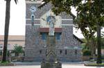 Estatua de la Virgen María en el exterior de la iglesia del Cristo Redentor, Arborea, Cerdena.