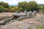 Ruinas antiguas destruidas por los cartagineses, la tumba del gigante Li Lolghi, Arzachena, Cerdena.